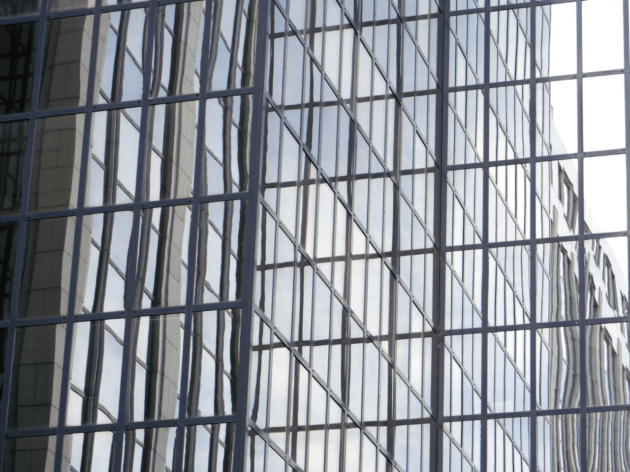 Консультант JLL продолжает работу в России, заявили в компании