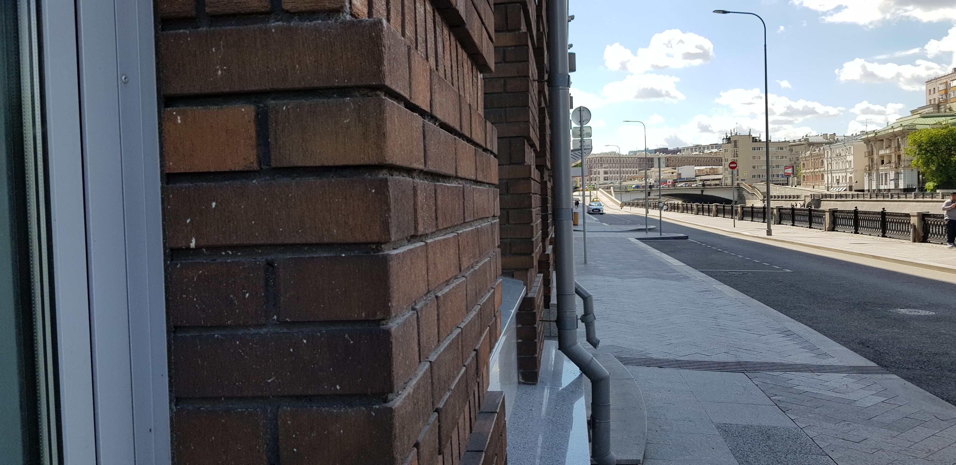 Предприниматели могут приобрести восемь машино-мест в центре Москвы