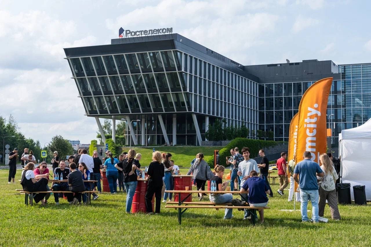 в Comcity прошла масштабная высадка деревьев