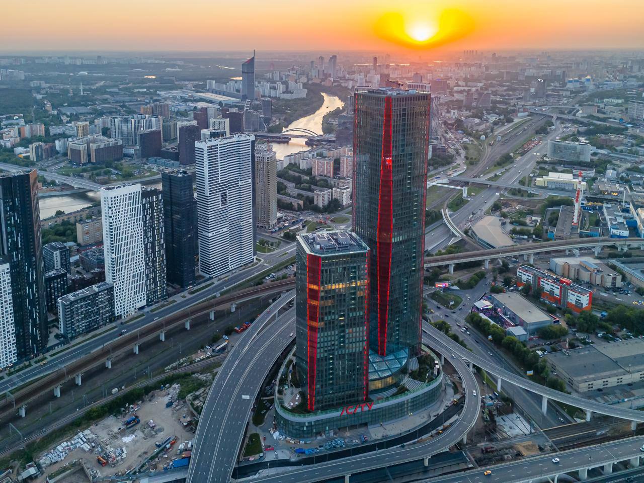 В новом бизнес-центре в Москва-Сити открыли уникальные скай-террасы