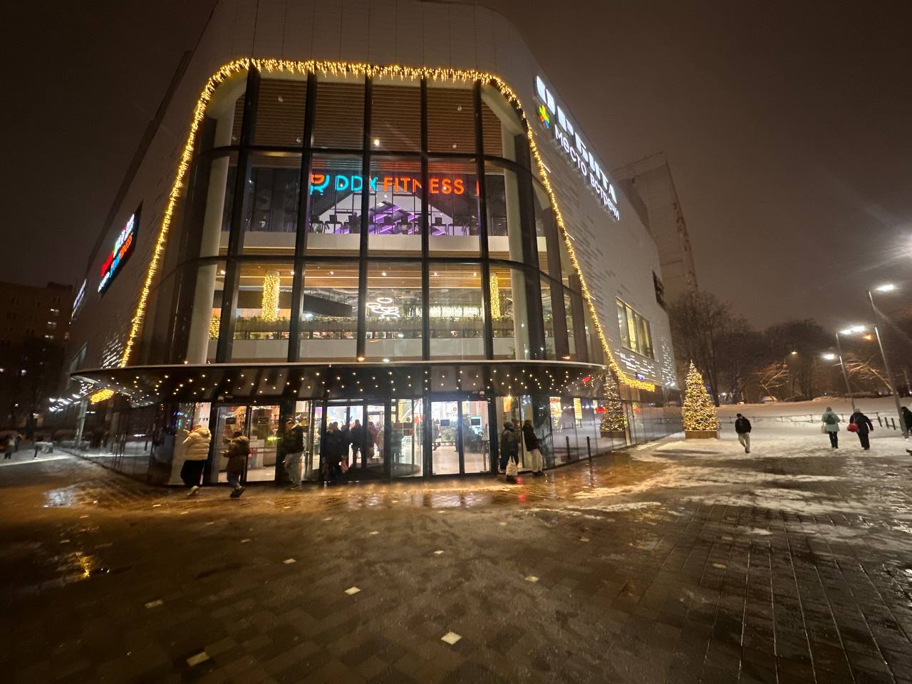 В районном центре «Место встречи Орбита» установлены револьверные двери полностью российского производства