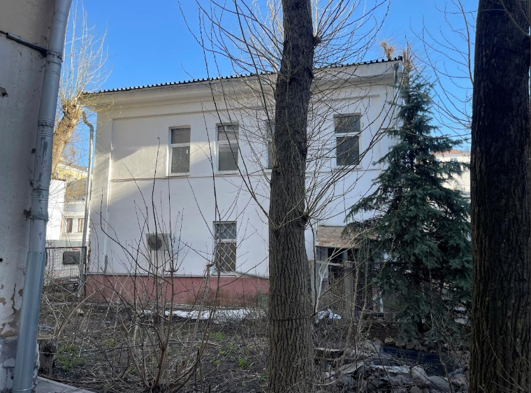 Город выставил на торги двухэтажное здание с земельным участком в Басманном районе