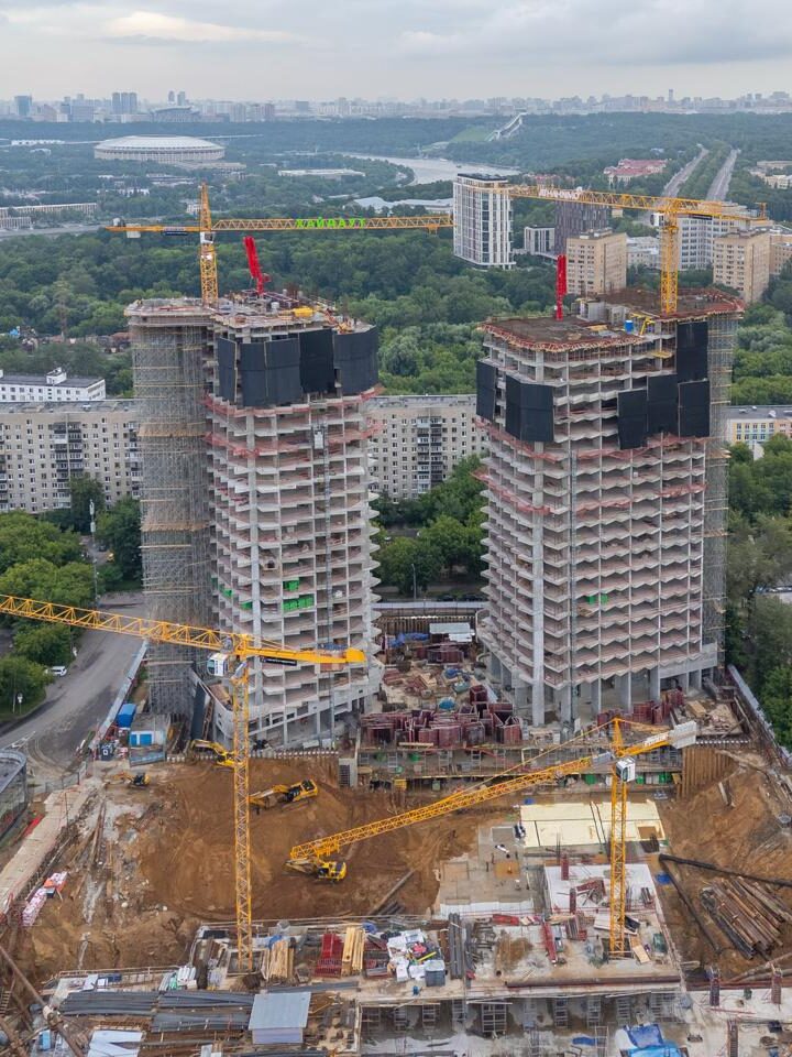 В «ХАЙДАУТ» завершено устройство 21-го этажа обеих башен и консолей моста