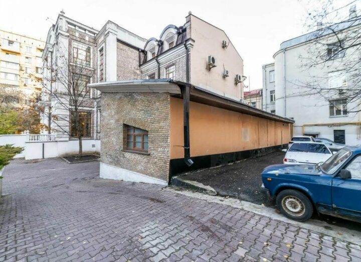 На торги выставили одноэтажное здание свободного назначения в Басманном районе